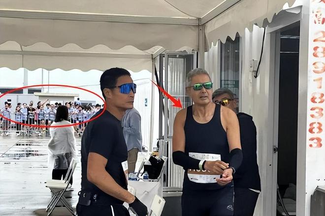 参加马拉松满头白发身材消瘦难掩苍老千亿平台网站周润发罕见现身！69岁(图3)