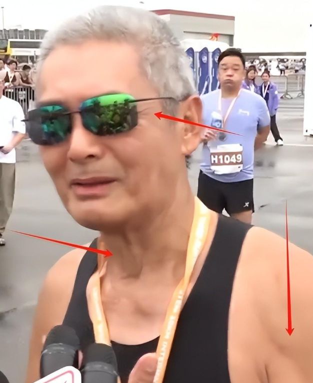 参加马拉松满头白发身材消瘦难掩苍老千亿平台网站周润发罕见现身！69岁(图6)
