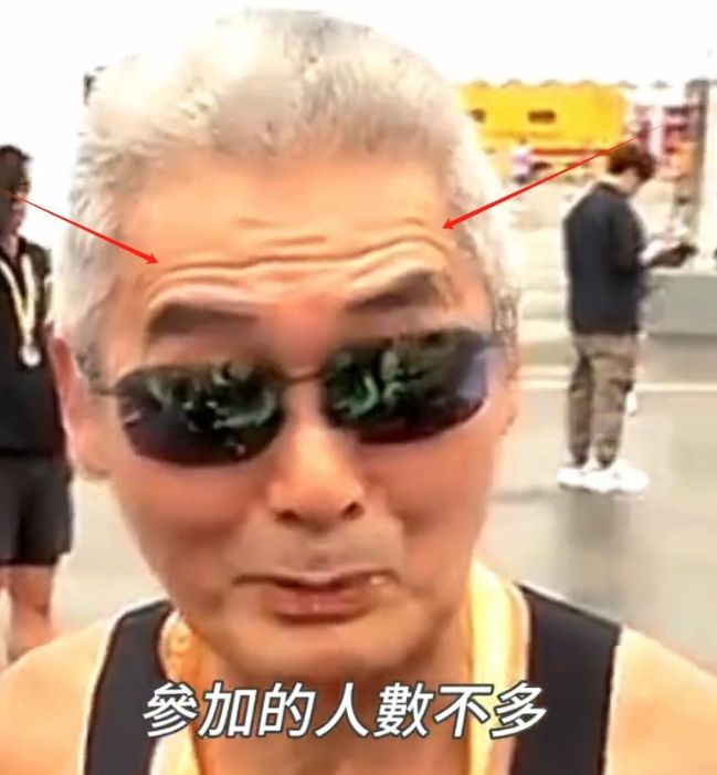 参加马拉松满头白发身材消瘦难掩苍老千亿平台网站周润发罕见现身！69岁(图10)
