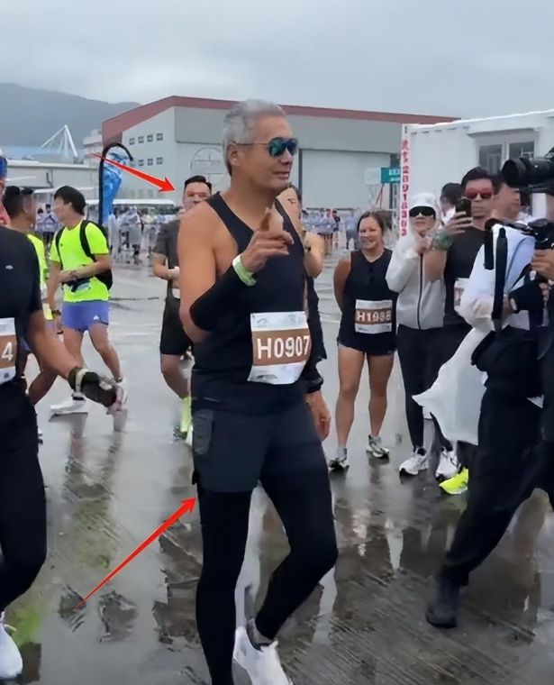 参加马拉松满头白发身材消瘦难掩苍老千亿平台网站周润发罕见现身！69岁(图13)