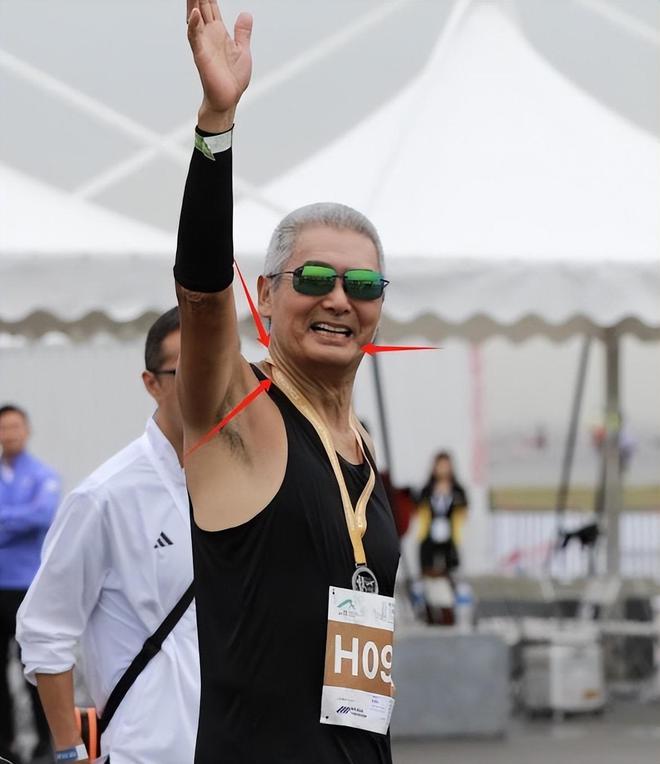 参加马拉松满头白发身材消瘦难掩苍老千亿平台网站周润发罕见现身！69岁(图19)