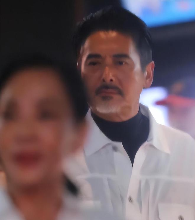 参加马拉松满头白发身材消瘦难掩苍老千亿平台网站周润发罕见现身！69岁(图21)
