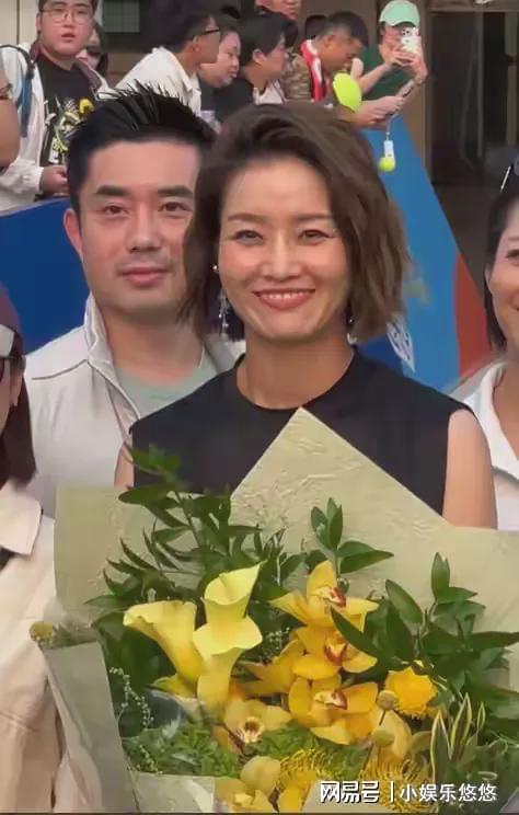 被偶遇微卷短发气质迷人退役后越来越美qy千亿球友会惊艳！李娜上海大师赛(图2)