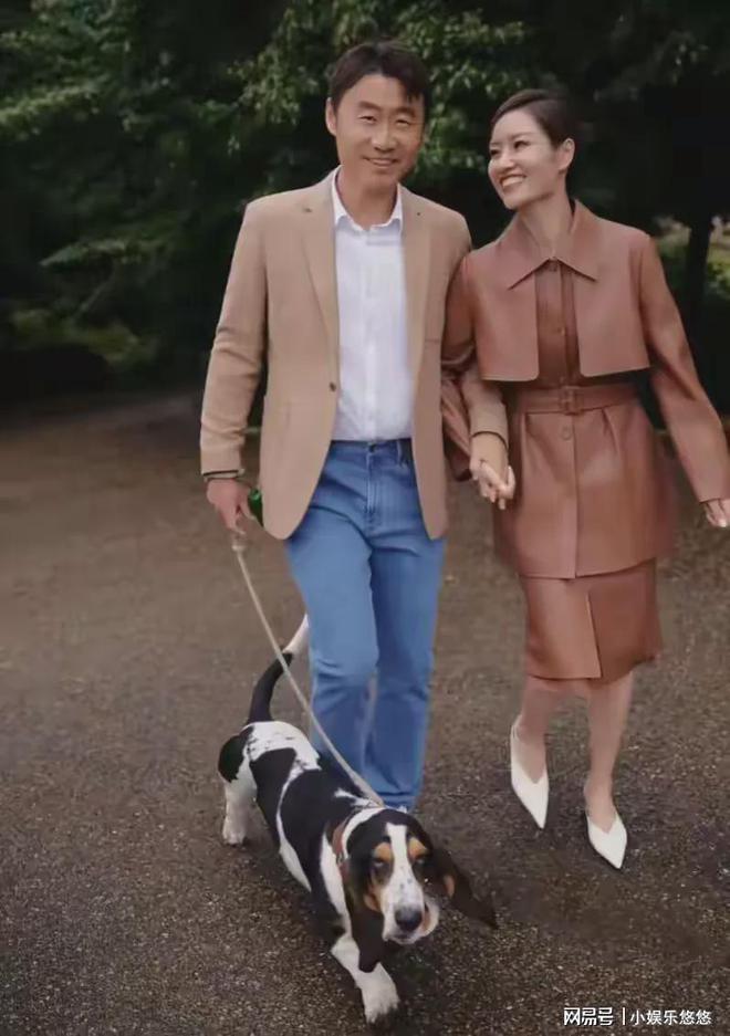被偶遇微卷短发气质迷人退役后越来越美qy千亿球友会惊艳！李娜上海大师赛(图4)