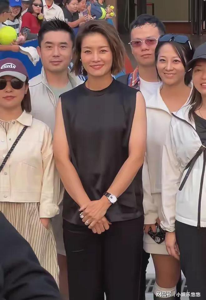 被偶遇微卷短发气质迷人退役后越来越美qy千亿球友会惊艳！李娜上海大师赛(图3)