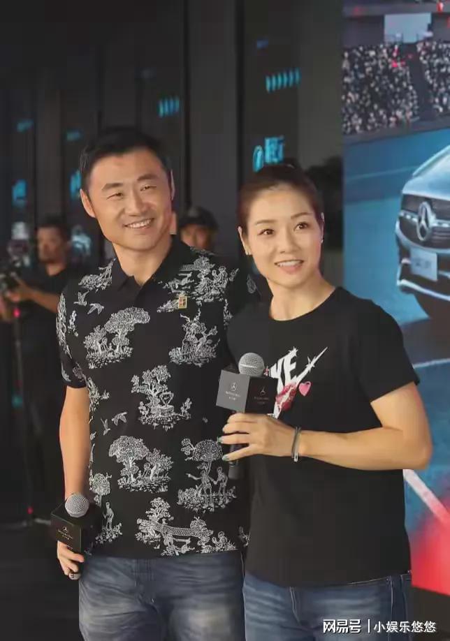 被偶遇微卷短发气质迷人退役后越来越美qy千亿球友会惊艳！李娜上海大师赛(图5)