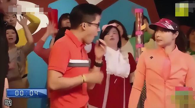 岁郭晶晶披头散发太朴素网友：孩子咋办千亿国际网站霍启刚陪老婆吃午饭43(图1)