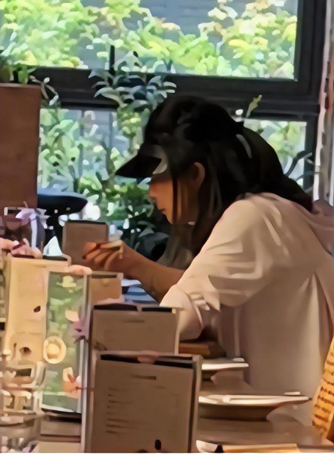 岁郭晶晶披头散发太朴素网友：孩子咋办千亿国际网站霍启刚陪老婆吃午饭43(图3)