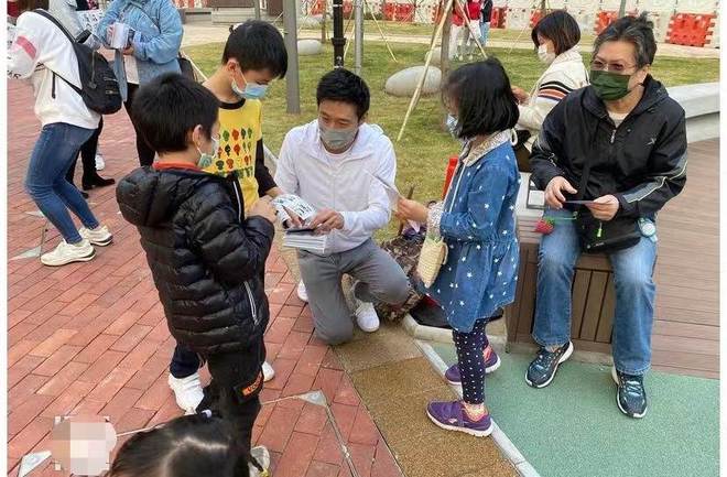 岁郭晶晶披头散发太朴素网友：孩子咋办千亿国际网站霍启刚陪老婆吃午饭43(图9)