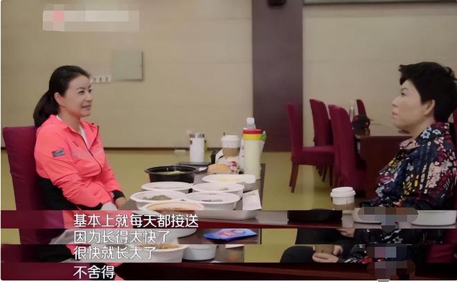 岁郭晶晶披头散发太朴素网友：孩子咋办千亿国际网站霍启刚陪老婆吃午饭43(图6)