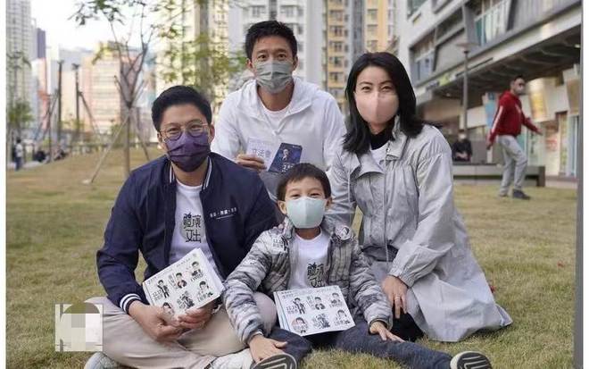 岁郭晶晶披头散发太朴素网友：孩子咋办千亿国际网站霍启刚陪老婆吃午饭43(图8)