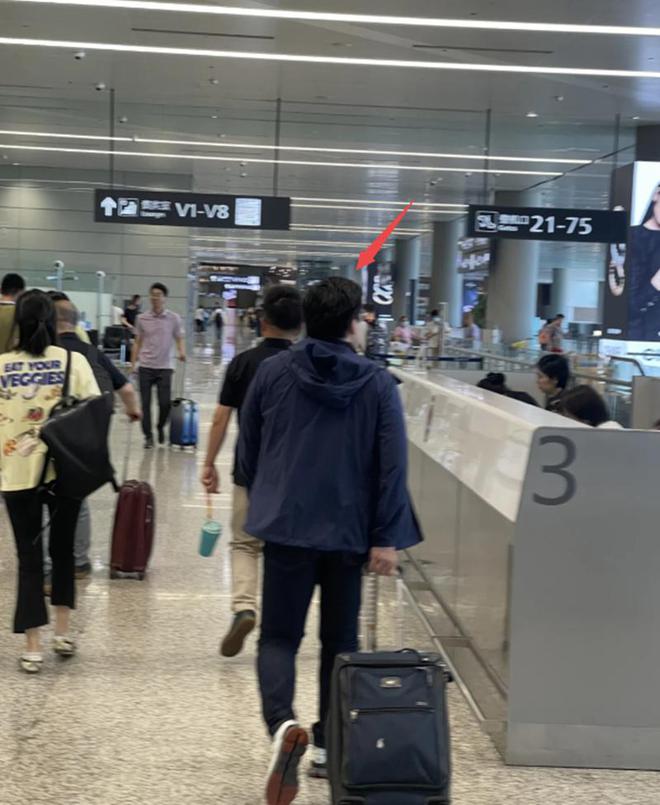 岁郭晶晶披头散发太朴素网友：孩子咋办千亿国际网站霍启刚陪老婆吃午饭43(图11)