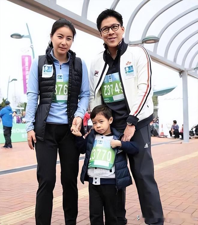 岁郭晶晶披头散发太朴素网友：孩子咋办千亿国际网站霍启刚陪老婆吃午饭43(图13)