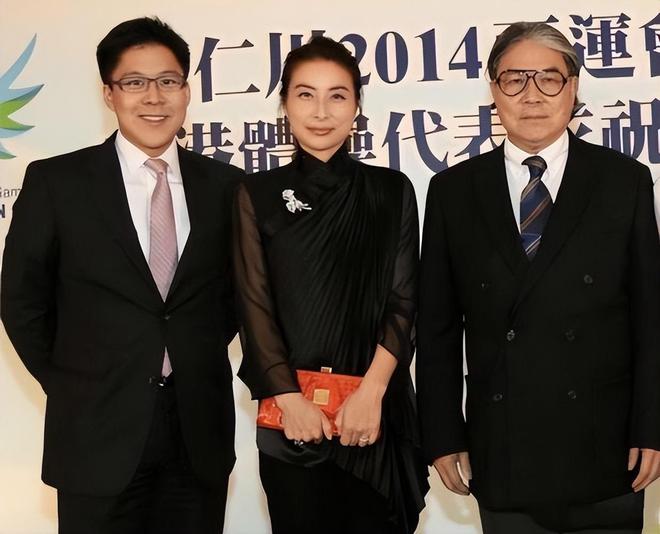岁郭晶晶披头散发太朴素网友：孩子咋办千亿国际网站霍启刚陪老婆吃午饭43(图18)