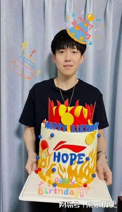 送行一脸慈祥仿佛家长送孩子上学有爱!国乒出征多哈马龙为孙颖莎(图5)